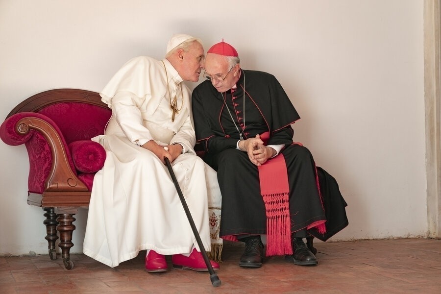 https://tvgidsassets.nl/upload/t/gd/the-two-popes-2-7800926822-H-J6Q.jpg