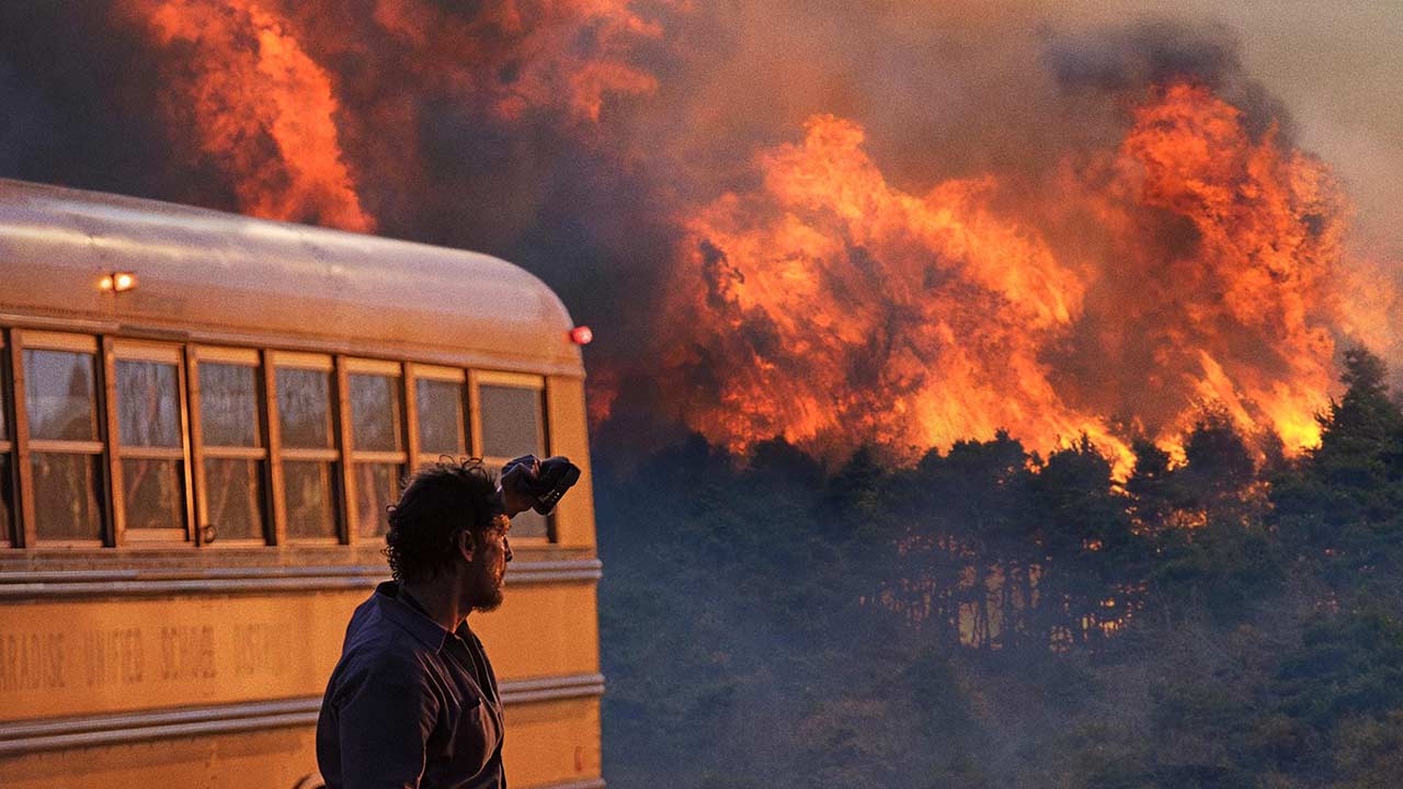 Bloedspannend: Matthew McConaughey met een bus vol kinderen in een vlammenzee