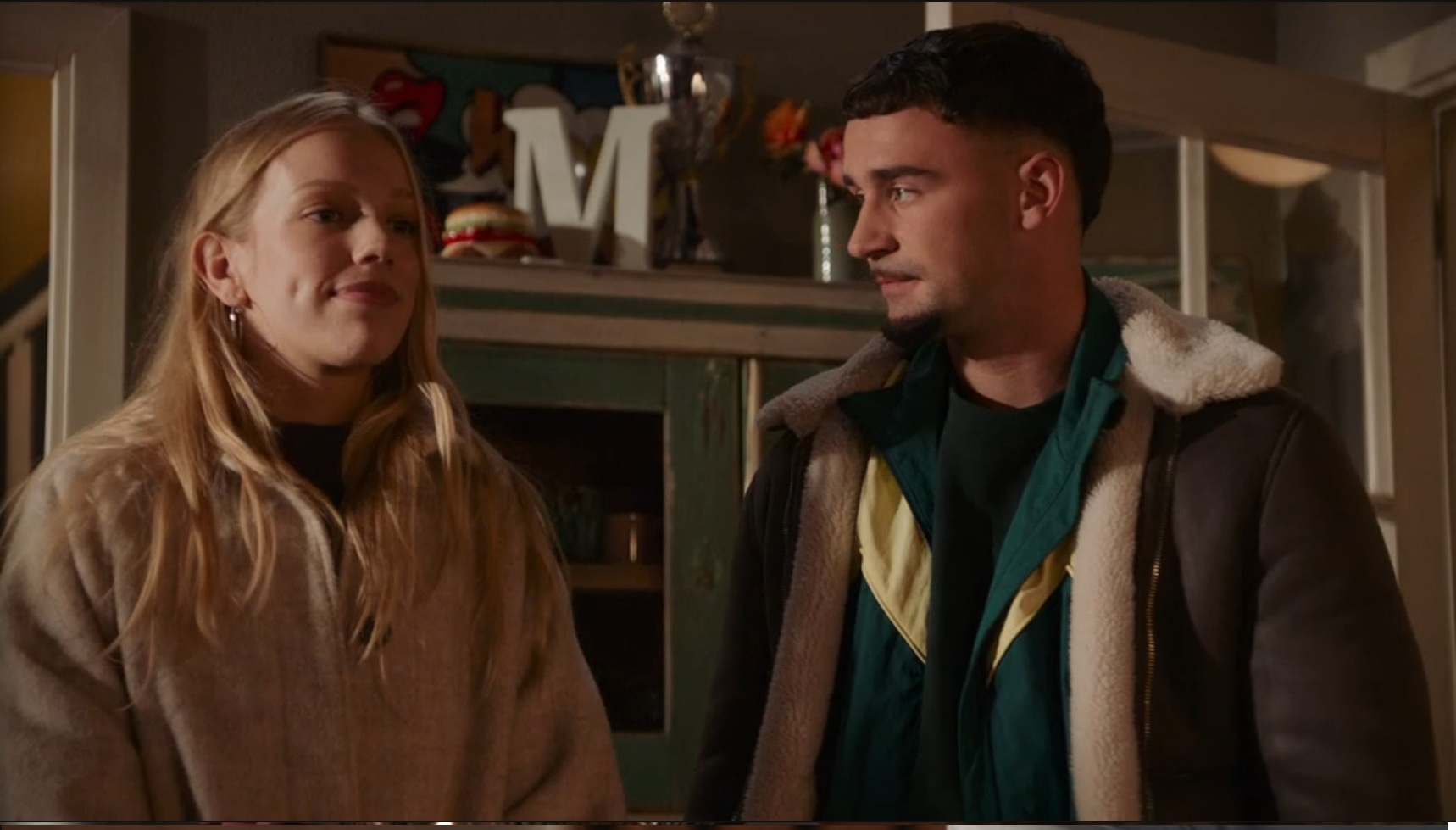 Troj laat Stella schuilen in het Paleis