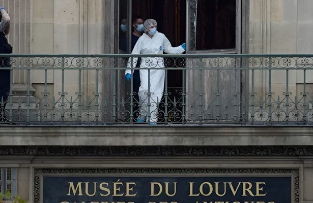 The Louvre heist minute by minute