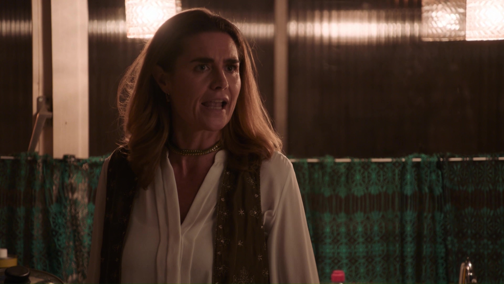 Noor leest Julian de les in zijn eigen huis