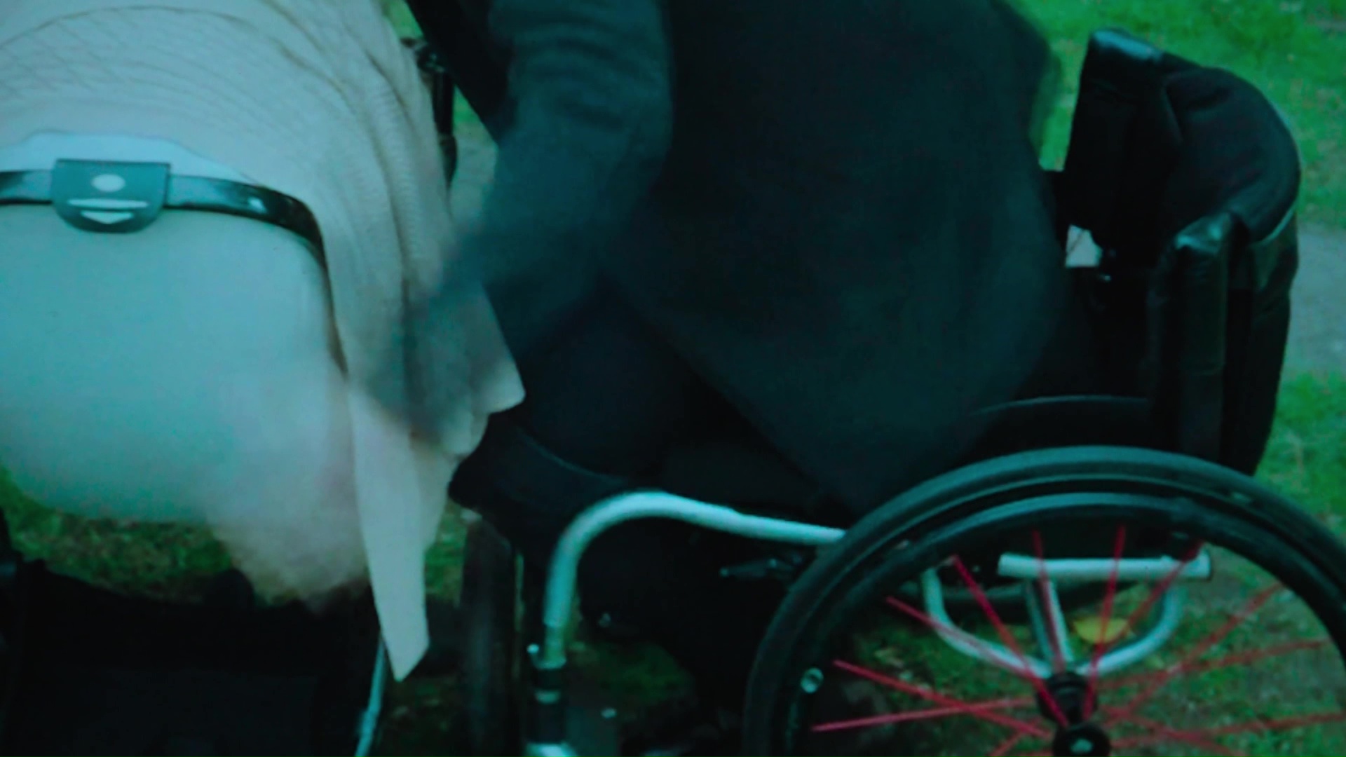 Stefano leek te staan toen hij Olivia beschermde tegen de lading zand.