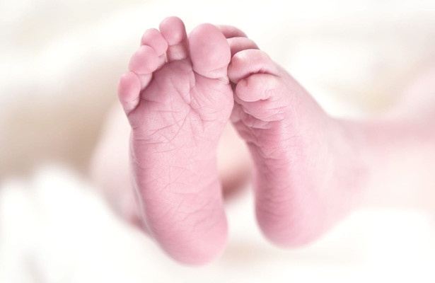 Vier handen op één buik