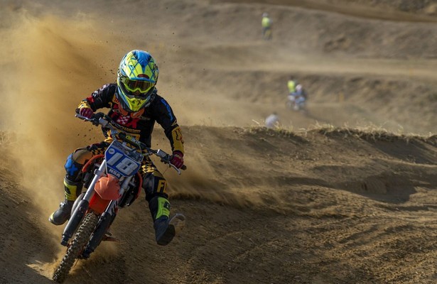 Vol gas door de modder