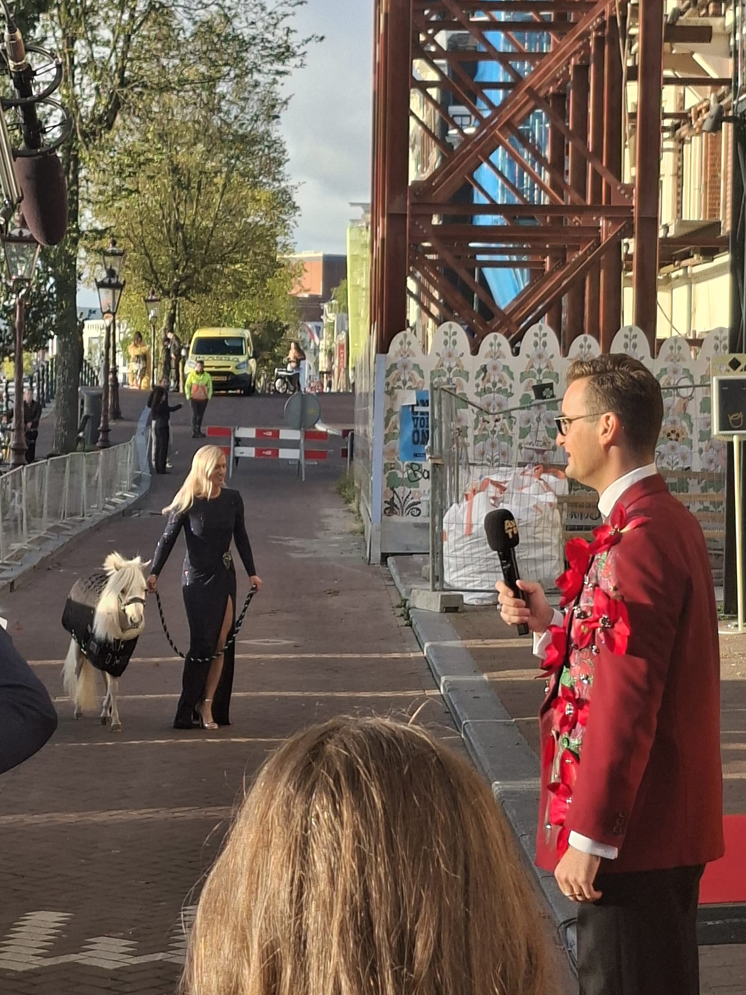 Britt Dekker komt in gala en met haar pony naar Carre