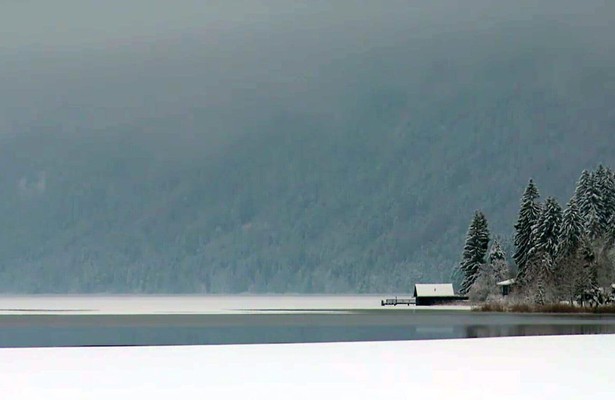 Winteridylle in Österreich: Berg und See in Eis und Schnee