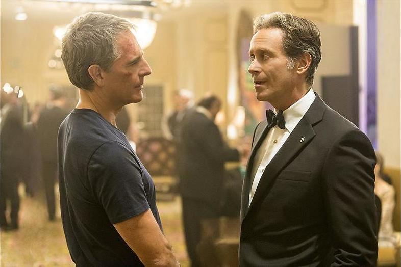 Feest in de bar in NCIS: New Orleans - TVgids.nl