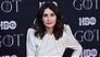 Carice van Houten reikt Emmy uit