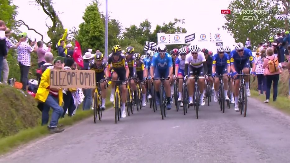 Toeschouwer veroorzaakt enorme valpartij in Tour de France ...