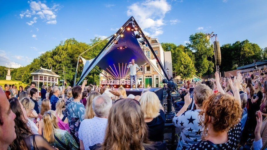 Sterren muziekfeest op het plein Nog een rondje TVgids.nl