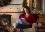 Scottie Thompson leest boeken met kerst in Hope at Christmas
