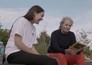 Margriet van der Linden praat met jonge ballingen in Litouwen