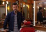 Özcan Akyol ontvangt Jeugdjournaal-icoon Marga van Praag