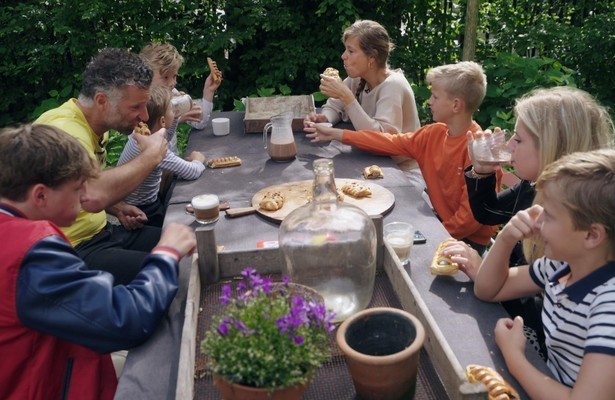 Vader Jurrien aan tafel met zijn zes kinderen in Hoe Gaat Dat Bij Jullie Thuis?