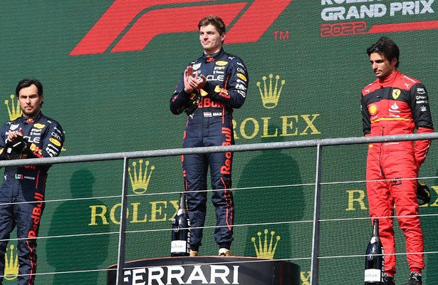 Max Verstappen op het podium met Perez en Sainz.