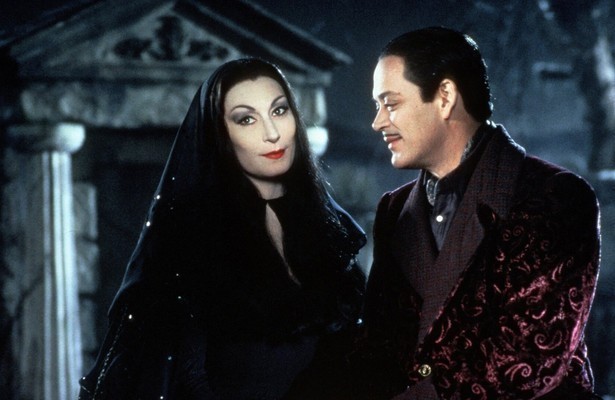 Anjelica Huston en Raul Julia in Addams Family Values