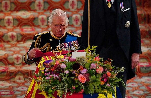 Koning Charles III tijdens de uitvaart van koningin Elizabeth II