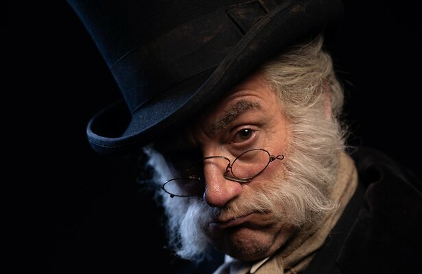 Paul Groot als Scrooge