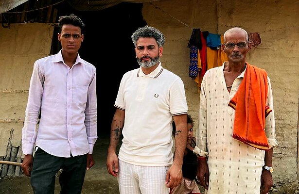 Danny Ghosen met voormalig arbeiders in Nepal