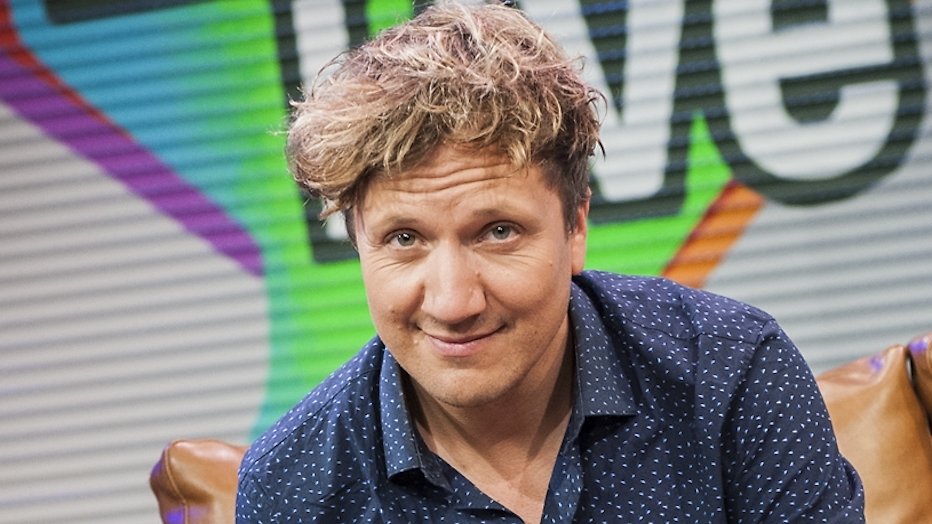 Klaas van Kruistum toont nieuwe studio Zapplive - TVgids.nl