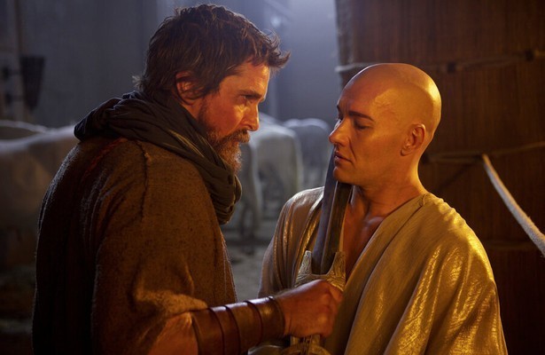 Christian Bale als Moses en Joel Edgerton als Rhamses in Exodus: Gods and Kings