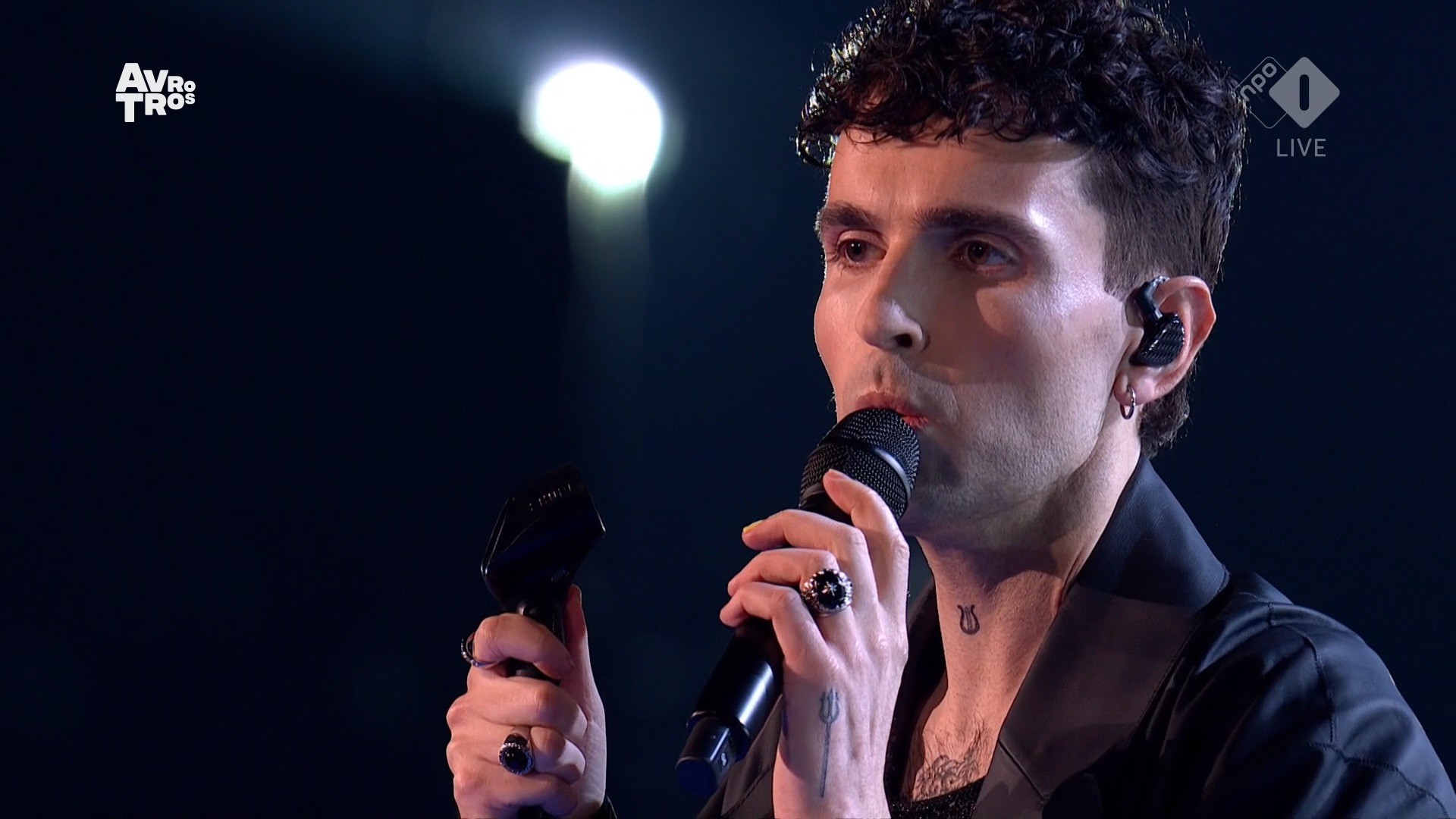 Duncan Laurence Zorgt Voor Kippenvel Met You Ll Never Walk Alone