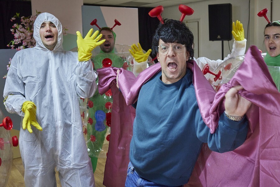 Alex Klaasen te zien in satirische