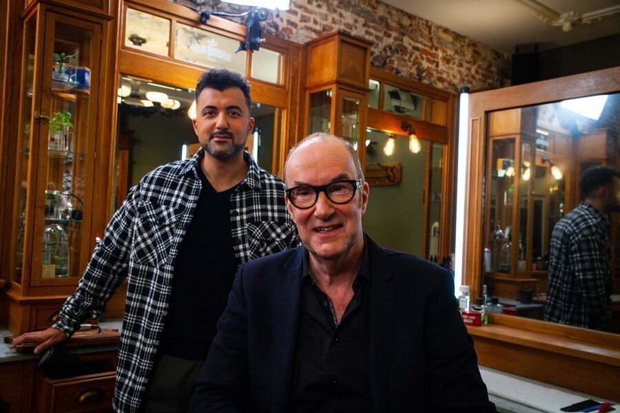 Özcan Akyol interviewt Bart Chabot in seizoensstart van De Geknipte