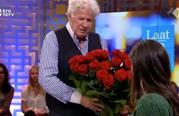 Charmante Willibrord Frequin geeft rozen aan Nadia Moussaid
