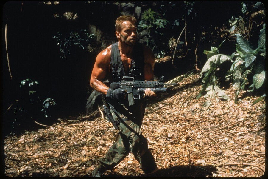 Arnold Schwarzengger kjemper mot et monster i det actionfylte Predator