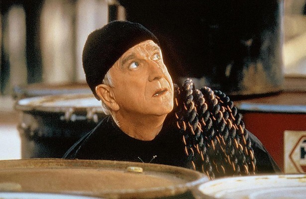 Leslie Nielsen als politieman Frank Drebin in The Naked Gun 2 1/2: The Smell of Fear