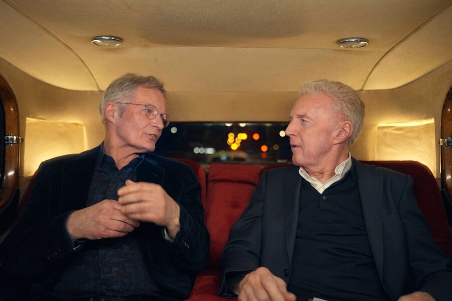 Herman Finkers kruipt met André van Duin in de auto in Bij Van Duin op de Achterbank TVgids.nl Herman Finkers kruipt met André van Duin in de auto in Bij Van Duin op de Achterbank TVgids.nl