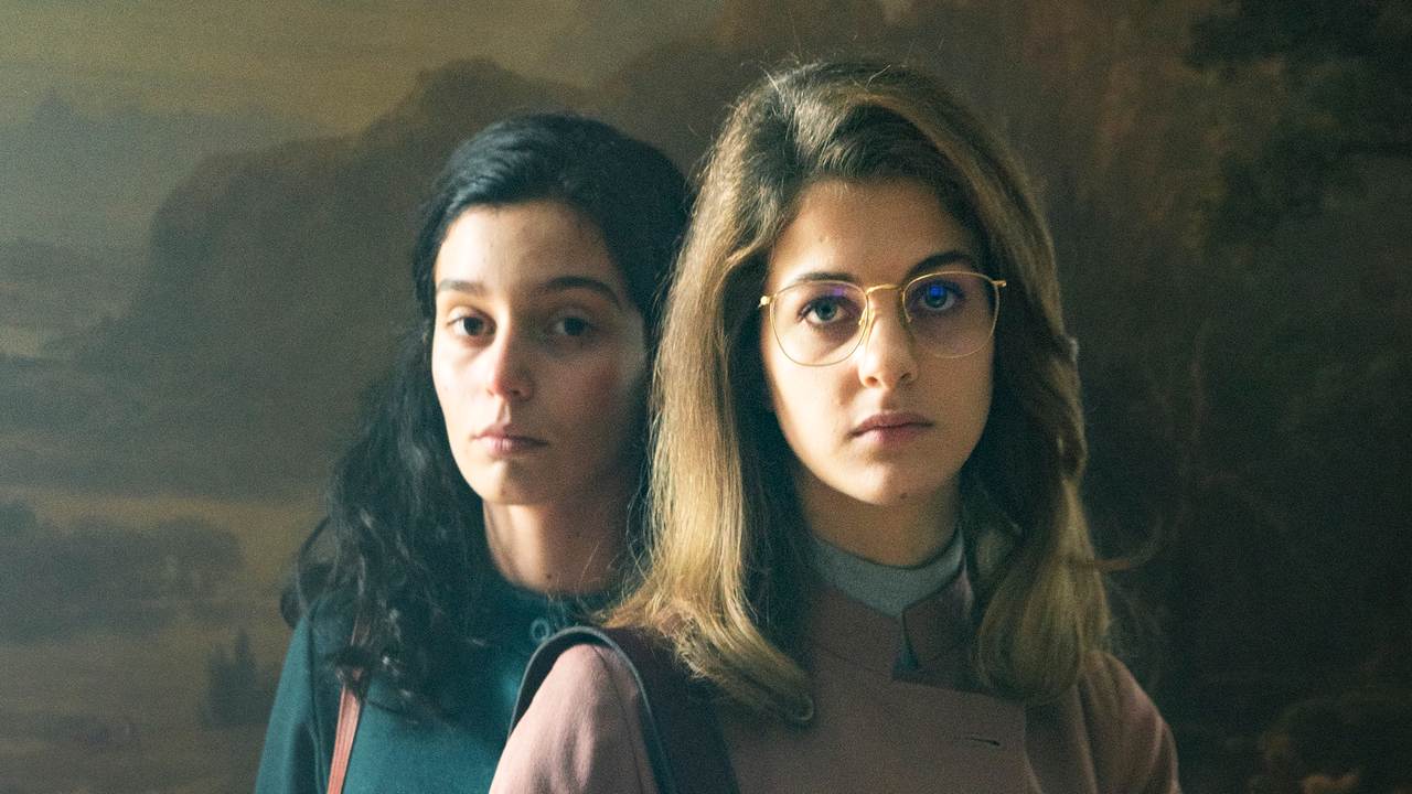 Elena begint een affaire in slotaflevering De Geniale Vriendin - TVgids.nl