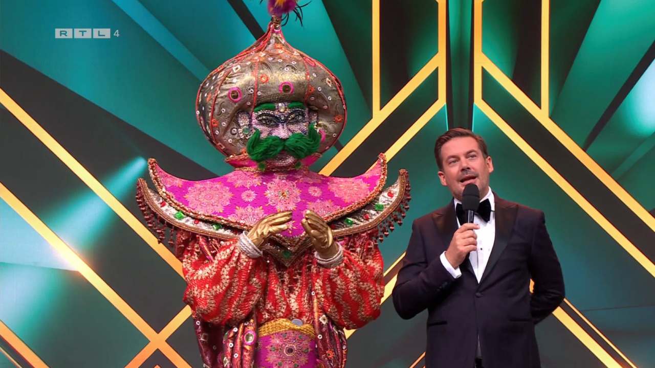 Wie gaat er schuil achter het pak van De Magiër in The Masked Singer 2023? TVgids.nl