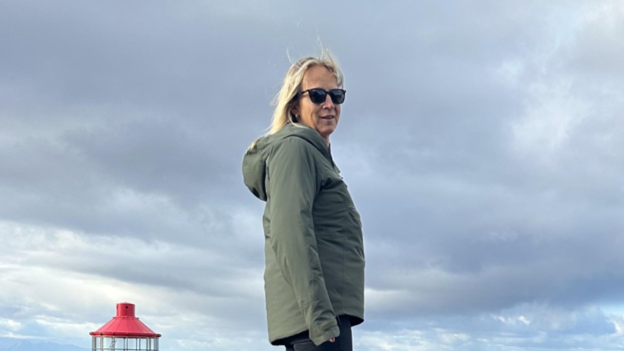 Floortje Dessing luistert naar het 'sprookje' van Elena in Floortje naar het Einde van de Wereld Floortje Dessing luistert naar het 'sprookje' van Elena in Floortje naar het Einde van de Wereld