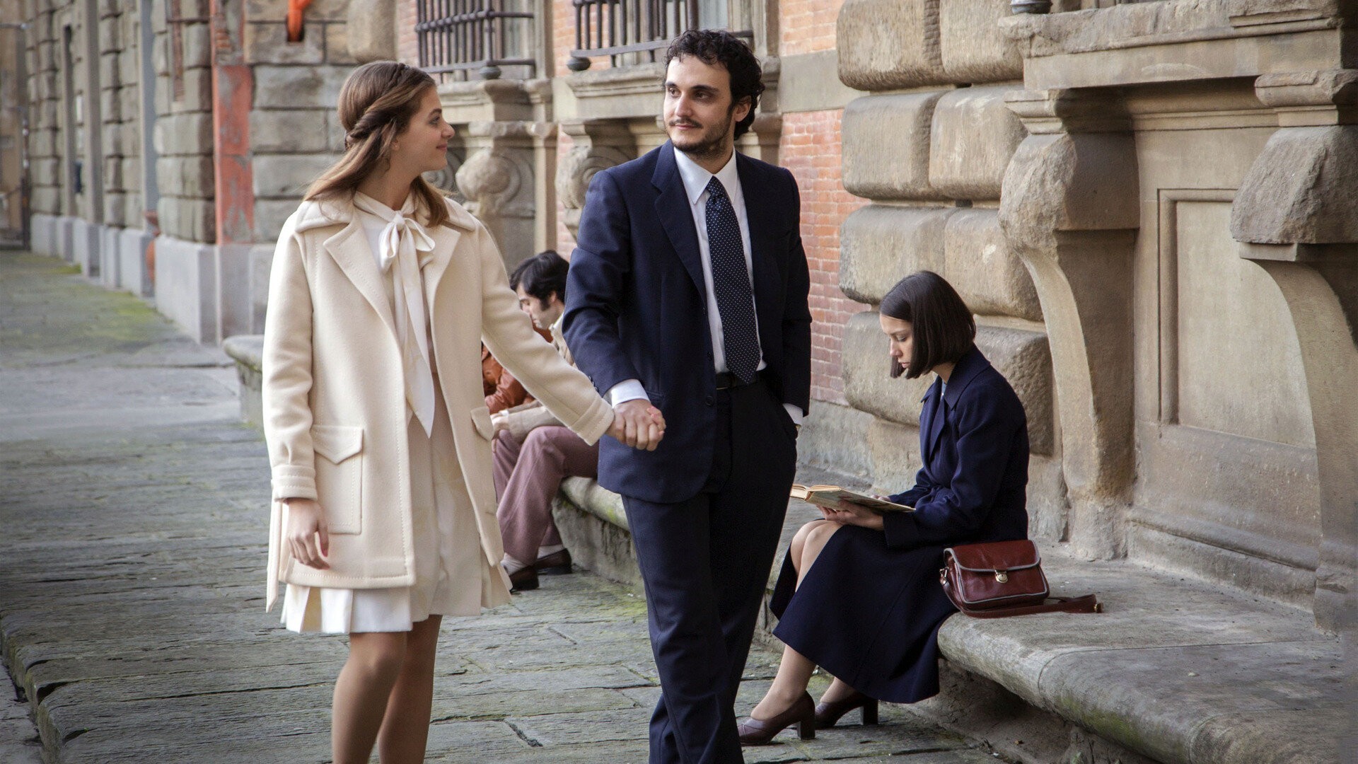 Pietro en Elena gaan trouwen in De Geniale Vriendin - TVgids.nl