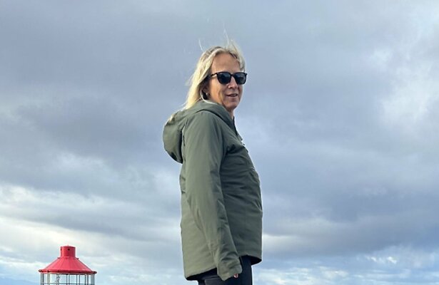 Floortje Dessing luistert naar het 'sprookje' van Elena in Floortje