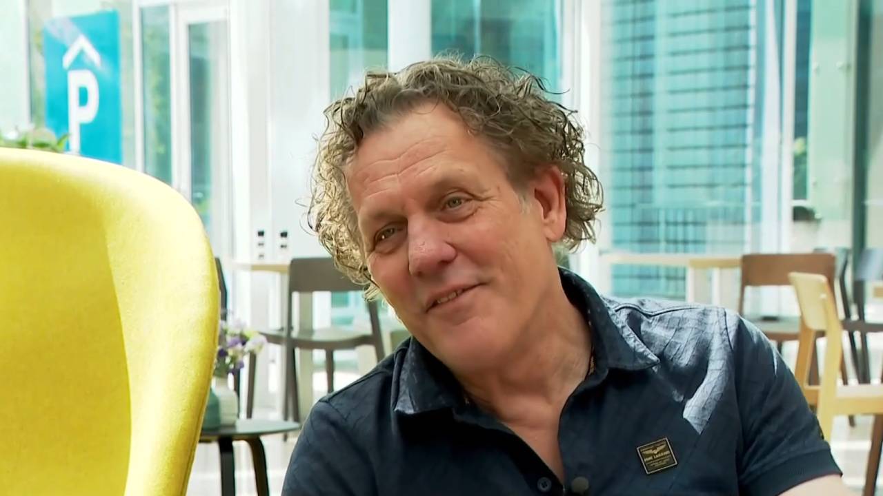 Video: Kees van der Spek schiet Marian uit B&B Vol Liefde te hulp in