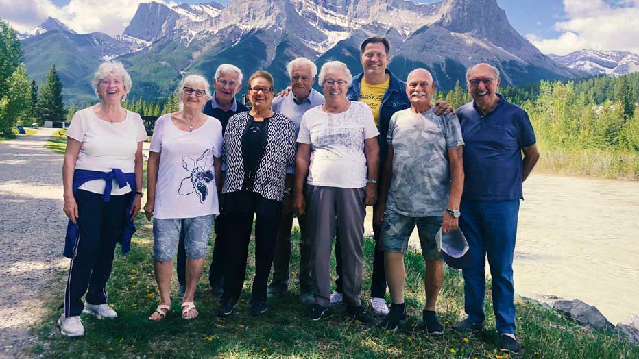 Dennis van der Geest gaat weer de wereld rond met 80-jarigen - TVgids.nl