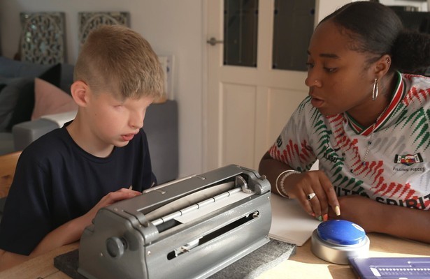 Raïsha Zeegelaar van start met Je Zal Het Maar Hebben Junior - TVgids.nl