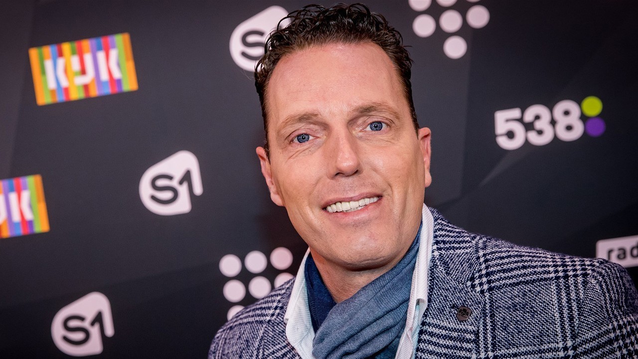 Kees van der Spek helpt Rob Geus van lovescammer af in Oplichters