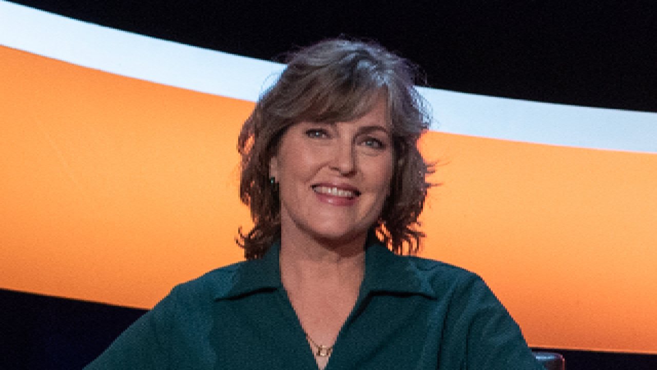 Luister-auteur Sacha Bronwasser gaat de strijd aan in De Slimste Mens