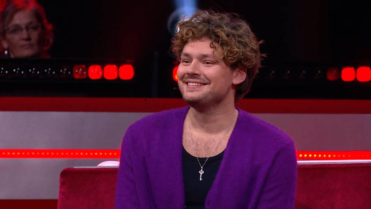 Liefdeskoppel Soy Kroon en Holly Mae Brood zitten samen in het panel