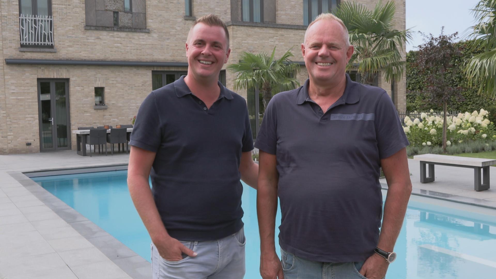 Ruud en Jorg openen de deur van hun imposante villa in Steenrijk