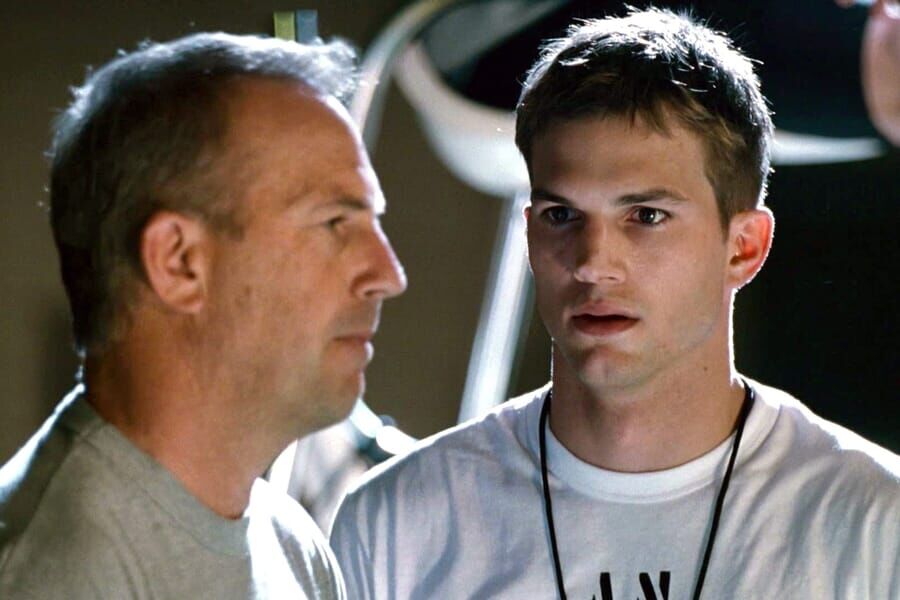 Kevin Costner en Ashton Kutcher zijn reddingszwemmers in The Guardian