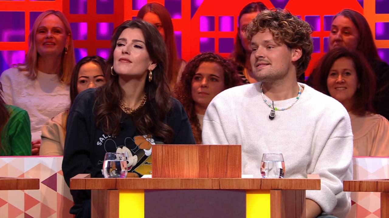 Soy Kroon helpt teamcaptain Tina de Bruin een handje in Praat