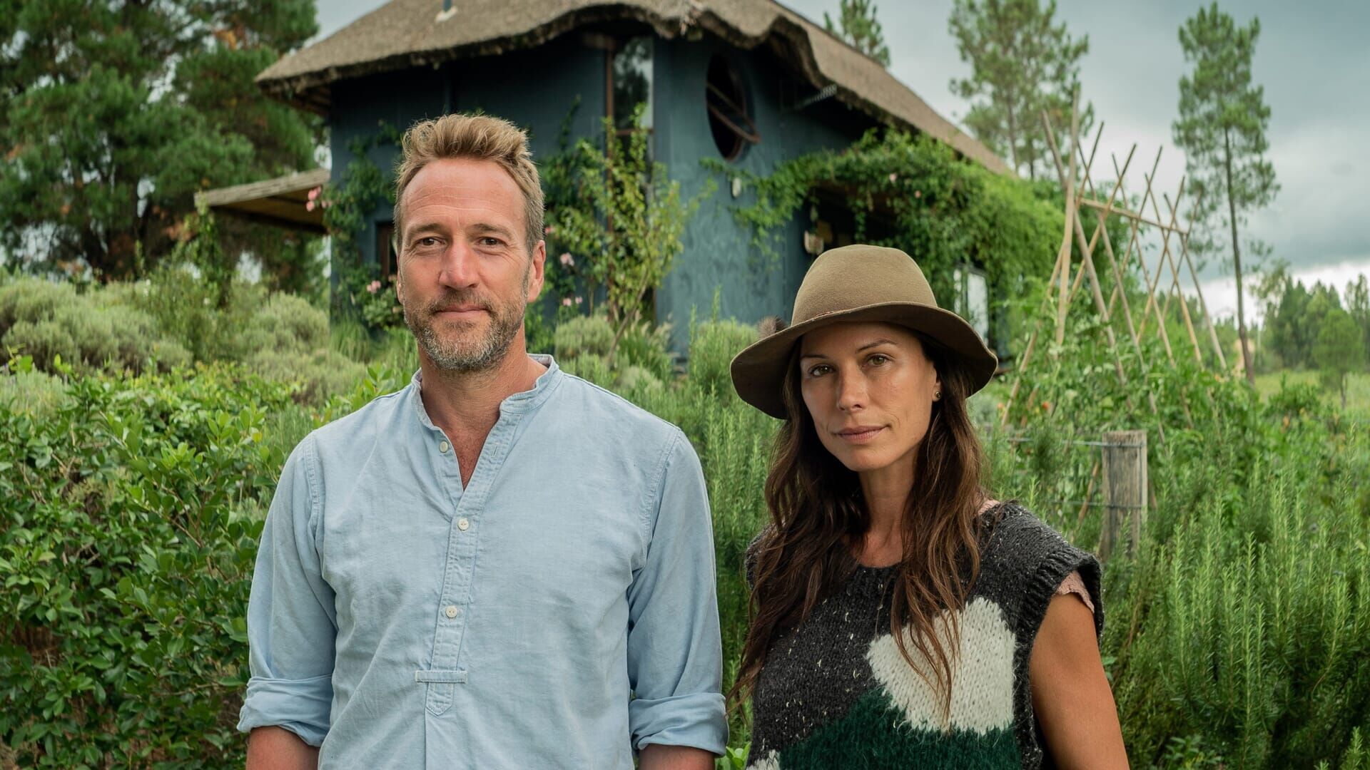 Ben Fogle gaat langs bij de Britse actrice Rhona Mitra in Where the Wild  Men Are with Ben Fogle - TVgids.nl