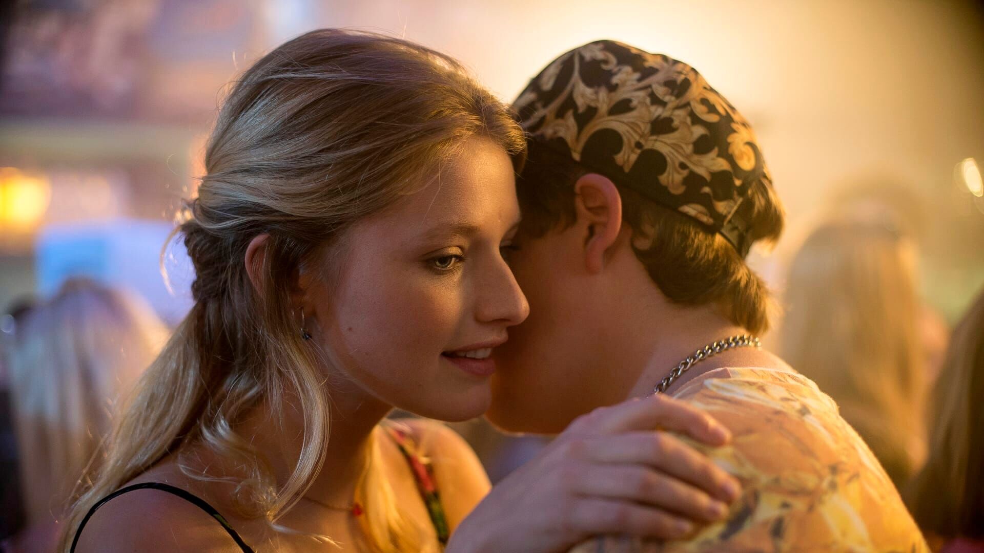 Niek Roozen feest er flink op los in Renesse