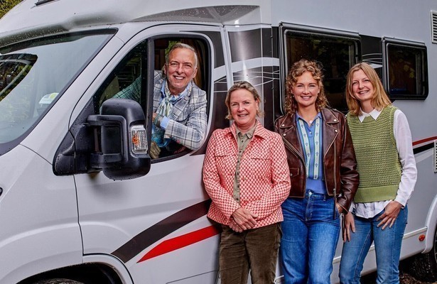 De Meilandjes struinen door de straten van Parijs in Chateau Meiland: En  Route - TVgids.nl