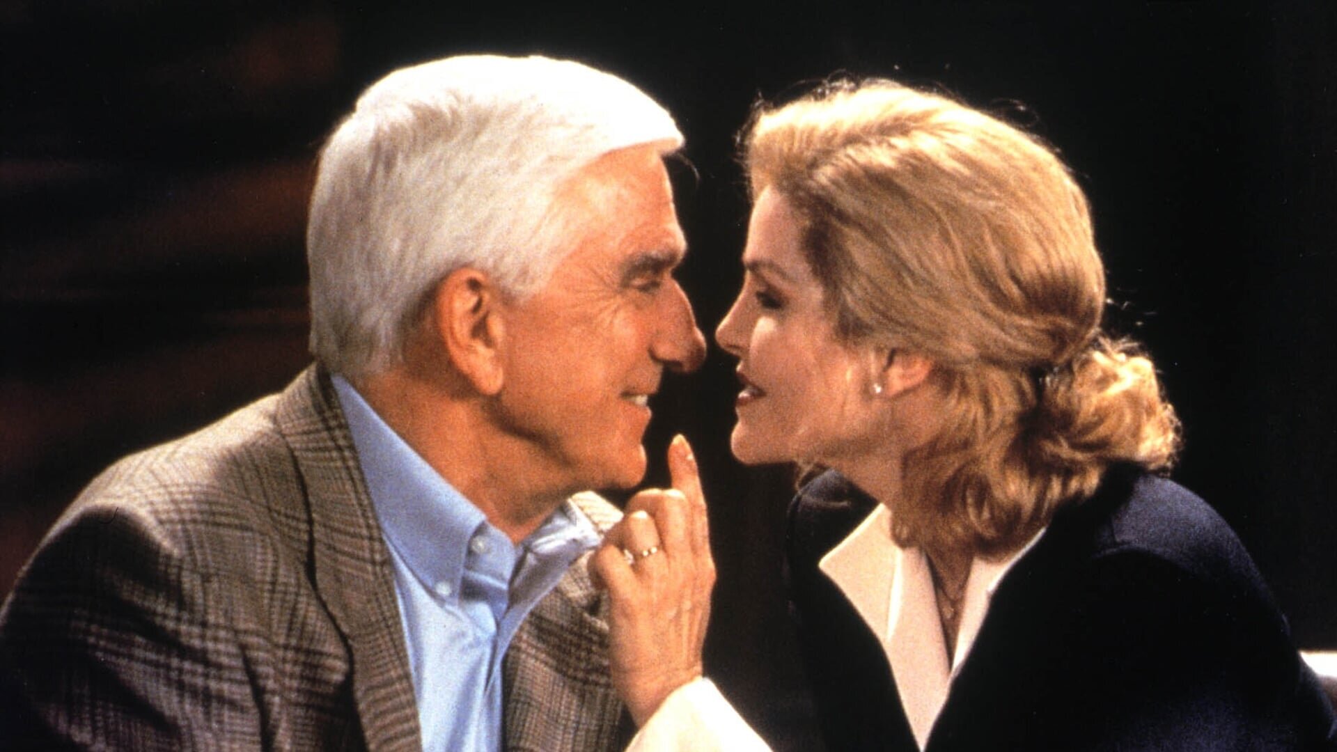 Leslie Nielsen Moet Aan De Bak Om De Oscars Te Redden In Naked Gun